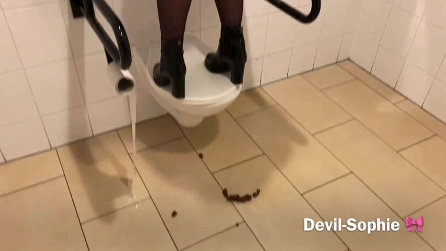 Fastfood piglets really messed up the fastfood toilet shit - UltraHD/4K 3840x2160 - (Actress: Devil Sophie 2022)