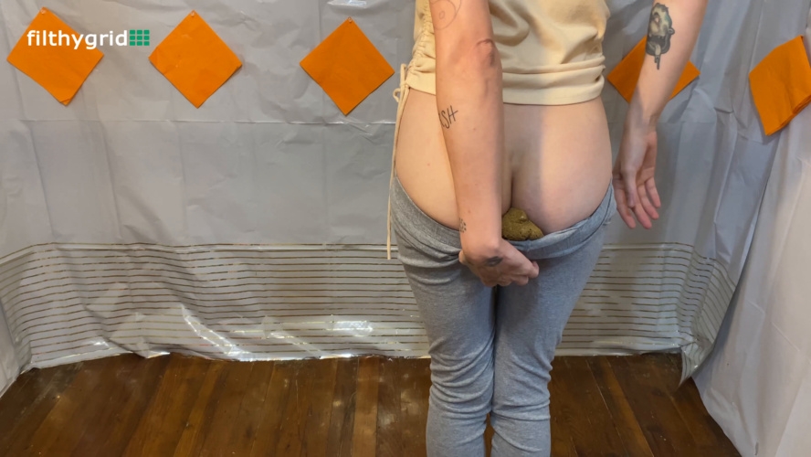 Kazer Shits in Her Grey Leggings - UltraHD/4K