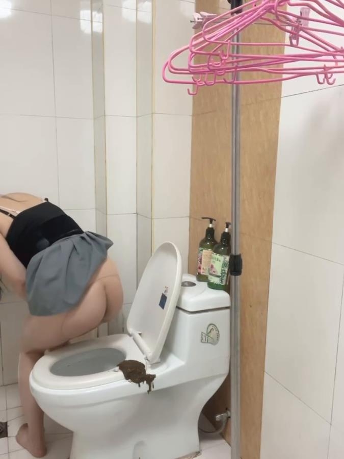 Longbao Chinese Woman in Toilet Talking. P1 - SD