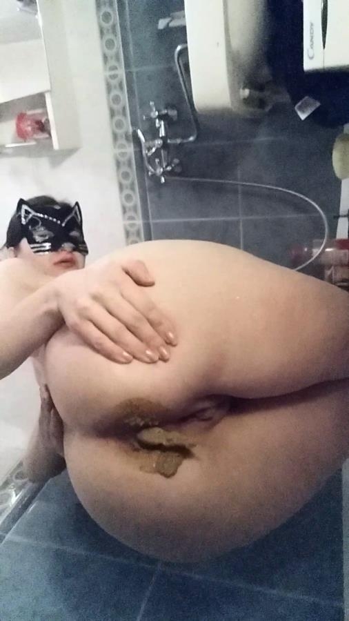 Sitting and total smearing in bathroom - SD  - (Actress: nastygirl 2025)
