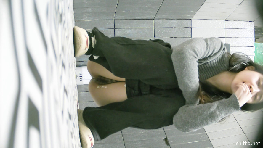 Black Pants Down, Chinese Girl Pees P1 - 2K